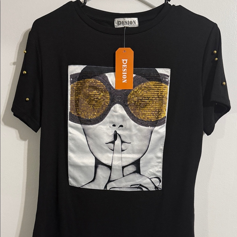 Pesion Black Graphic T-Shirt with Gold Accents